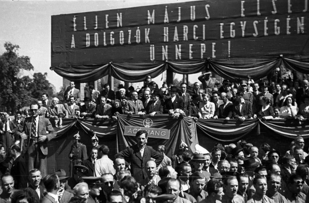 Együtt a díszes társaság: Hősök tere, 1946. május 1-i ünnepség. A tribünön elől középen Rákosi Mátyás, tőle balra Szakasits Árpád, jobbra Veres Péter, Rajk László, Ratkó Anna, Nagy Imre, Kovács István. / Fotó: Fortepan.hu