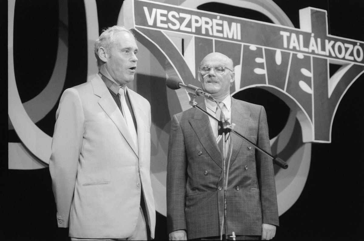Maróti Rezsõ, Veszprém város tanácselnöke (b) és Bereczky Gyula, a Magyar Televízió elnöke megnyitja a 19. Veszprémi TV-találkozót 1989-ben / Fotó: MTI