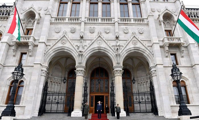 Budapest, 2016. október 25. Kövér László házelnök jelenlétében (k) félárbocra engedik a Magyar Köztársaság zászlóját az 1956. október 25-i Kossuth téri sortûz áldozatainak emlékére a Kossuth téren, az Országház elõtt 2016. október 25-én. MTI Fotó: Illyés Tibor