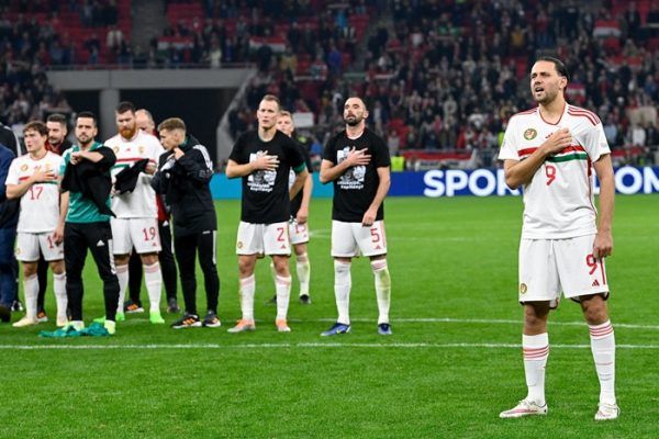Szalai Ádám együtt énekli a Himnuszt a szurkolókkal a búcsúmérkőzése után. <br /> Fotó: MTI/Szigetváry Zsolt