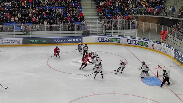 Mindkét kapu előtt gyakorta alakultak ki parázs jelenetek, a Magyarország-Norvégia felkészülési meccseken. Fotó: Kovács Attila