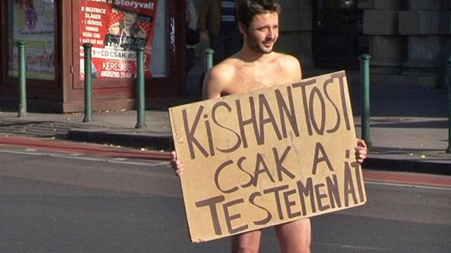 Egyesek belvárosi nudizástól sem rettennek vissza, ha Kishantosról van szó. Fotó: index.hu