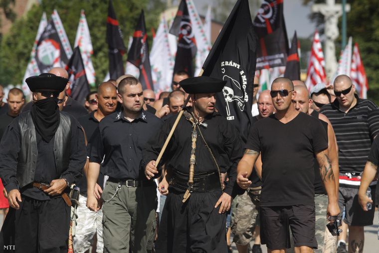 A Betyársereg és a Jobbik közös elrettentő felvonulása a devecseri cigánysoron 2012-ben - Fotó: MTI