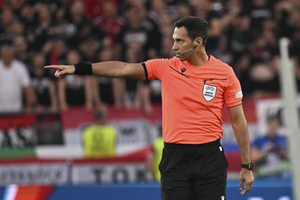 Az argentin Facundo Tello játékvezető meglehetősen érdekesen ítélte meg a sárga lapokat az első félidőben...<br />Fotó: MTI/Illyés Tibor