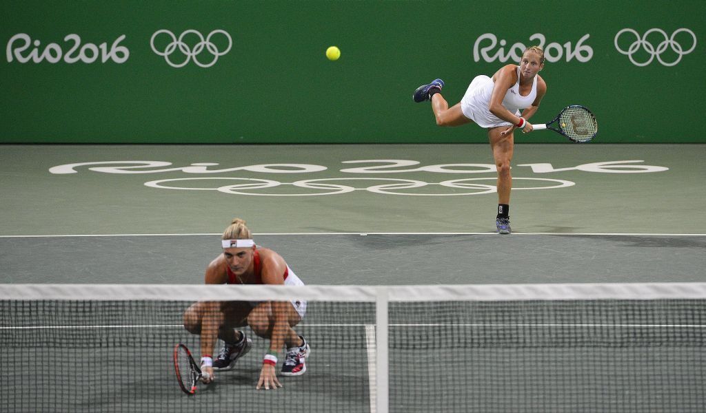 Jani Réka-Luca (j) és Babos Tímea a román Andreea Mitu és Raluca Olaru elleni meccsen (kép: MTI / Czeglédi Zsolt)