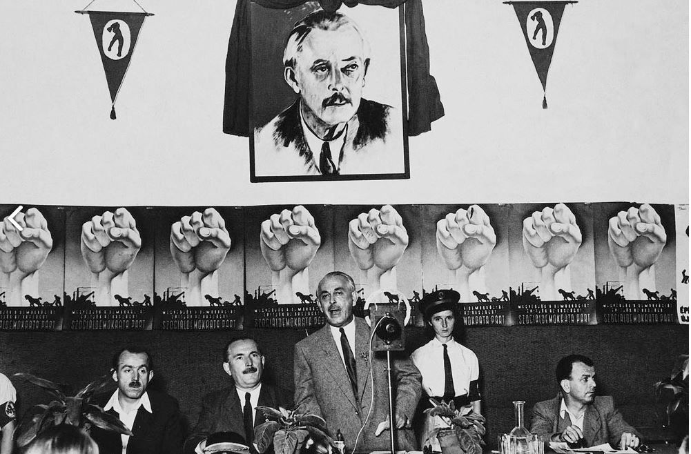 A szocdemeket egyszer már felfalták, a képen Rónai Sándor beszél 1947-ben. Később az MDP-ben, majd az MSZMP-ben is a belső kör tagja lehetett. Kiss Sándor felvétele /Forrás: Fotomuveszet.net
