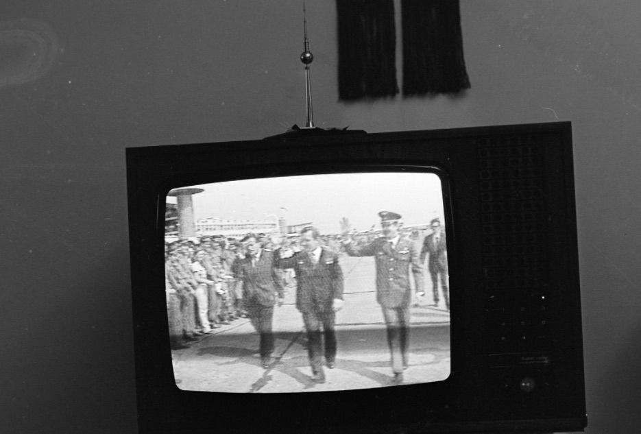 Klasszikus termék. VIDEOTON Super Color televíziókészülék. A képernyőn Magyari Béla, Valerij Kubaszov és Farkas Bertalan űrhajósok láthatók / Fotó: Fortepan.hu, ad.: MHSZ