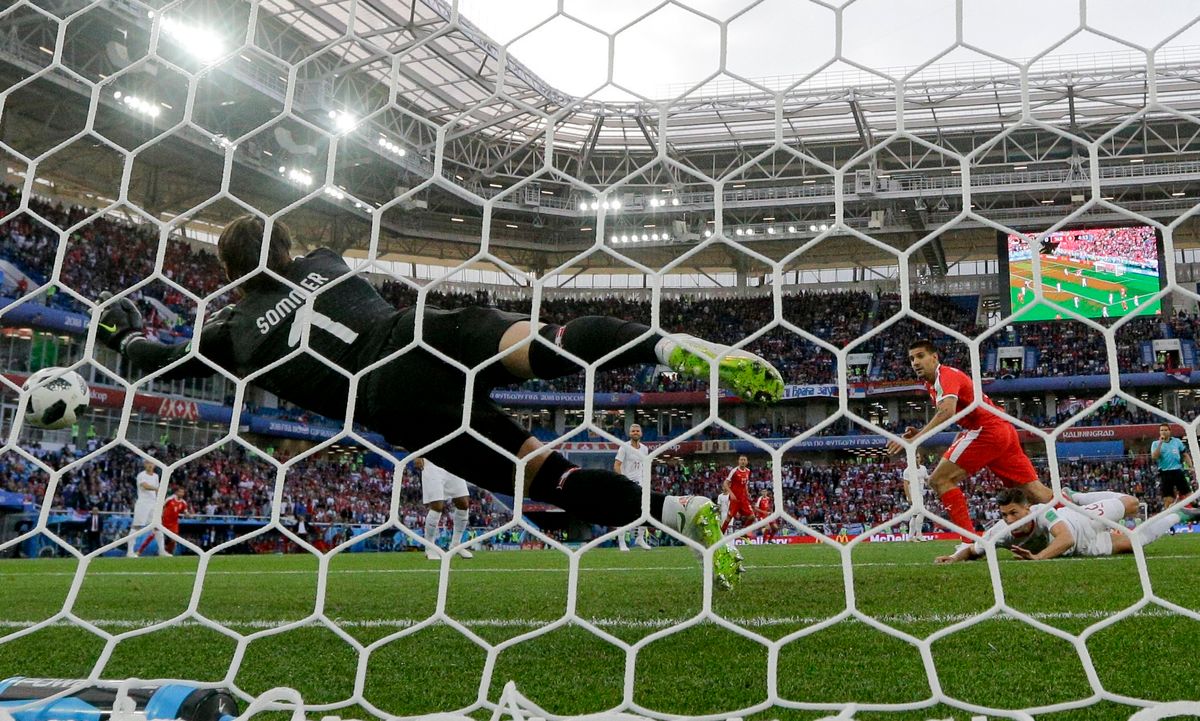 A szerb Aleksandar Mitrovic (j) gólt fejel a svájci Yann Sommer kapujába / Fotó: MTI