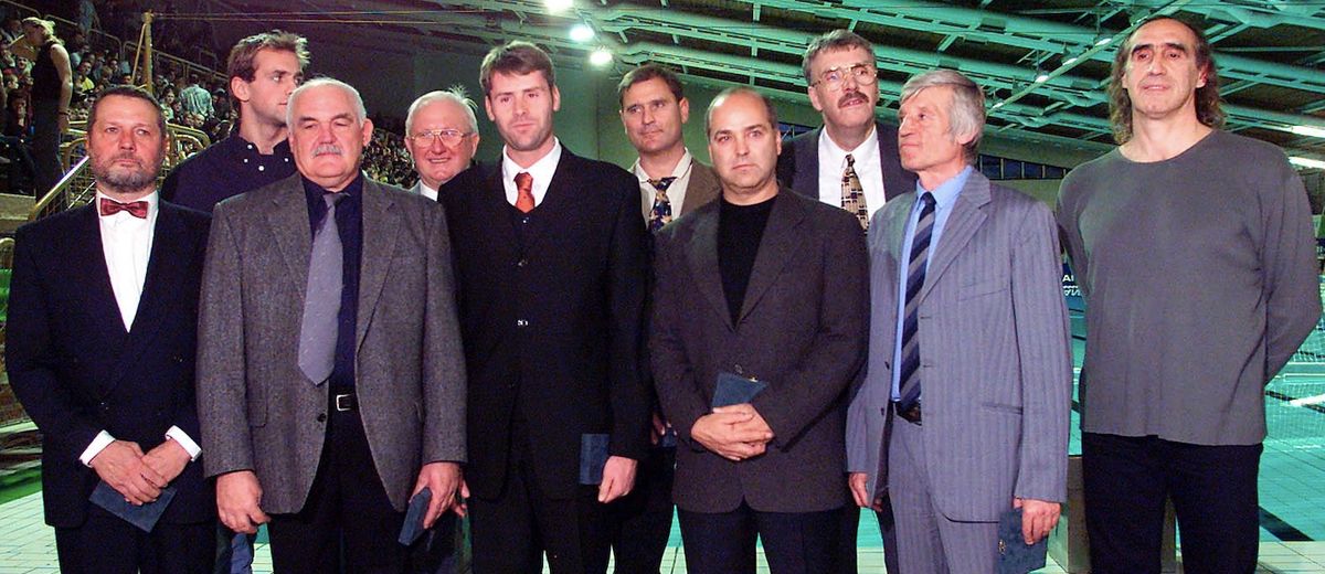 A legjobbak: Sárosi László, Kásás Tamás, Molnár Endre, Dömötör Zoltán, Kósz Zoltán, Sudár Attila, Horkai György, Szívós István, Felkai László és Faragó Tamás a minden idők legjobb vízilabda válogatottjának választott sportolók, a Szőnyi úti uszodában, az évszázad legjobbjai-szavazás eredményhirdetésén /Fotó: MTI