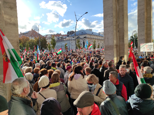 A résztvevők jelentős része csak a Deák térig jutott, akkora volt a tömeg. A szerző felvétele.