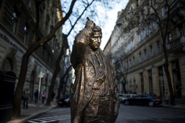 Peter Falk, Columbo hadnagy szobra a Falk Miksa utcában - MTI Fotó: Marjai János