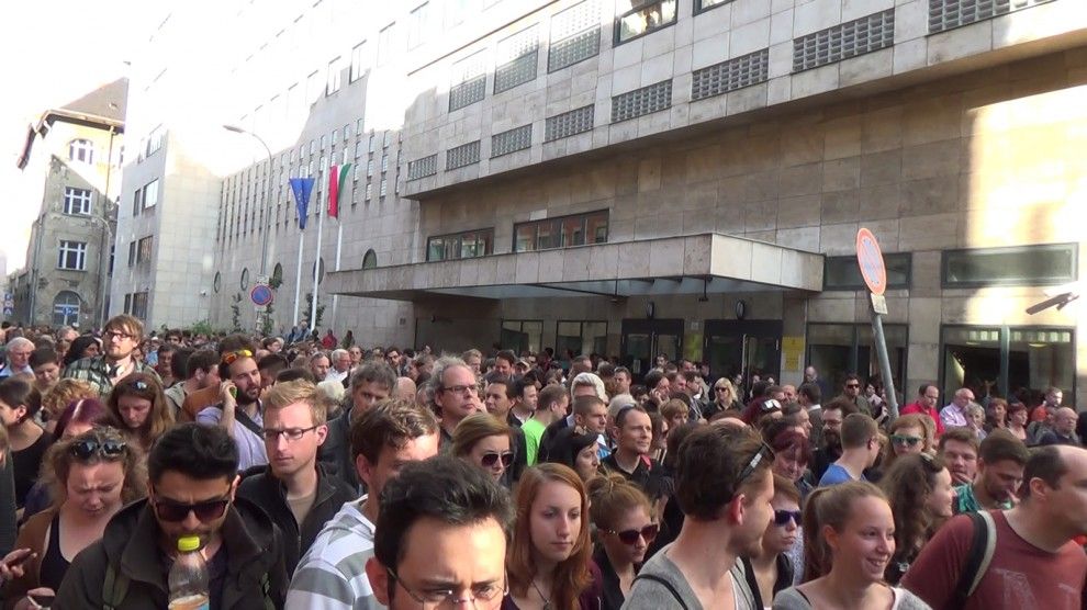 A gyülekező az Origo főhadiszállása előtt volt Fotó: PestiSrácok.hu