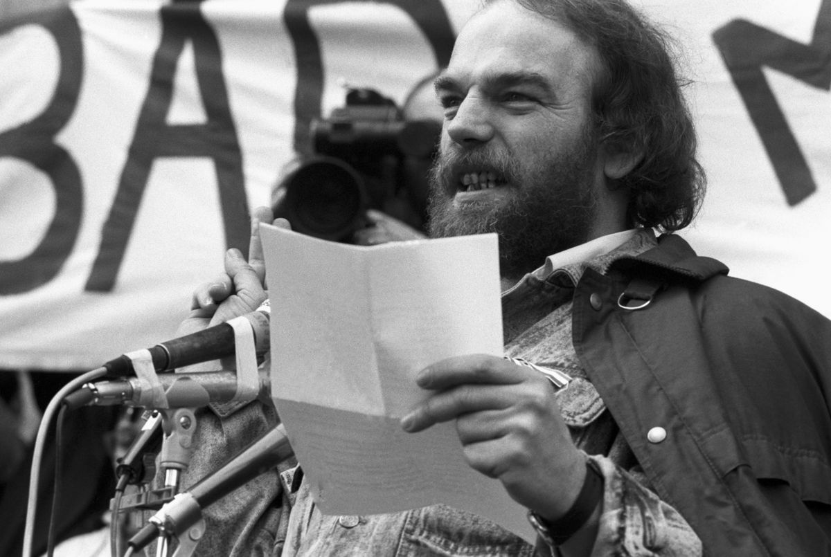 1989. március 15, Csengey Dénes beszédet tart a Magyar Televízió elõtt /Fotó: MTI