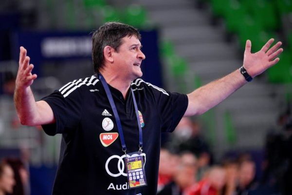 Golovin Vlagyimir szövetségi kapitány arcán joggal tükröződött értetlenség a meccs egyes szakaszaiban, ugyanakkor a második félidőre összekapta csapatát és sikerre vezette lányait a nyitómeccsen. Fotó: MTI/Czeglédi Zsolt