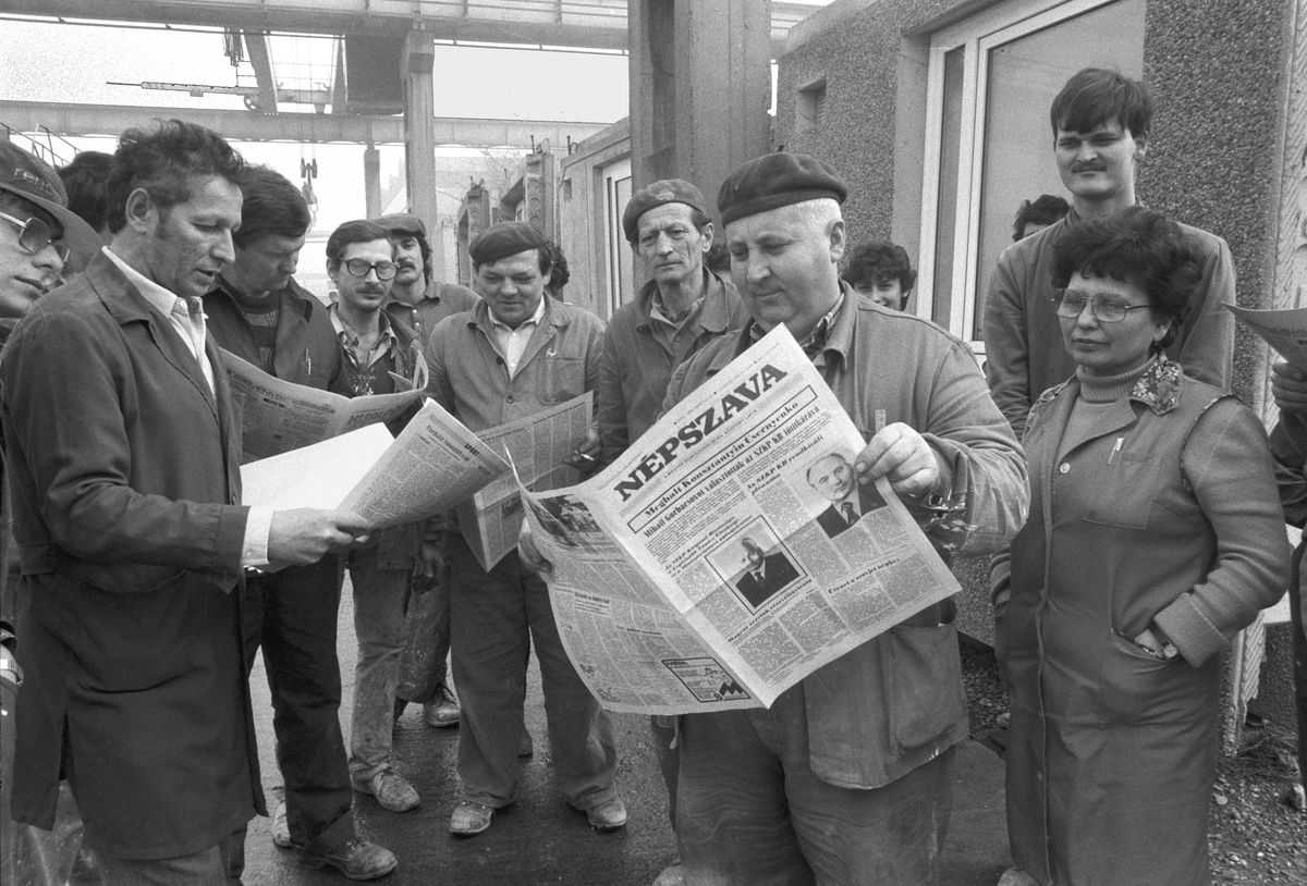 A Gyõr-Sopron megyei Állami Építõipari Vállalat dolgozói röpgyûlésen emlékeztek meg Konsztantyin Usztyinovics Csernyenkóról, a Szovjet Kommunista Párt Központi bizottságának fõtitkáráról, az Elnöki Tanács Elnökségének elnökérõl. A szovjet politikus 1985. március 10-én hunyt el Moszkvában / Fotó: MTI