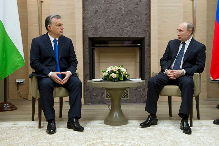 Vlagyimir Putyin orosz államfő (j) fogadja a hivatalos moszkvai látogatáson tartózkodó Orbán Viktor magyar miniszterelnököt a Moszkva környéki, novo-ogarjovói rezidenciáján 2016. február 17-én.<br /> Fotó: MTI/Koszticsák Szilárd