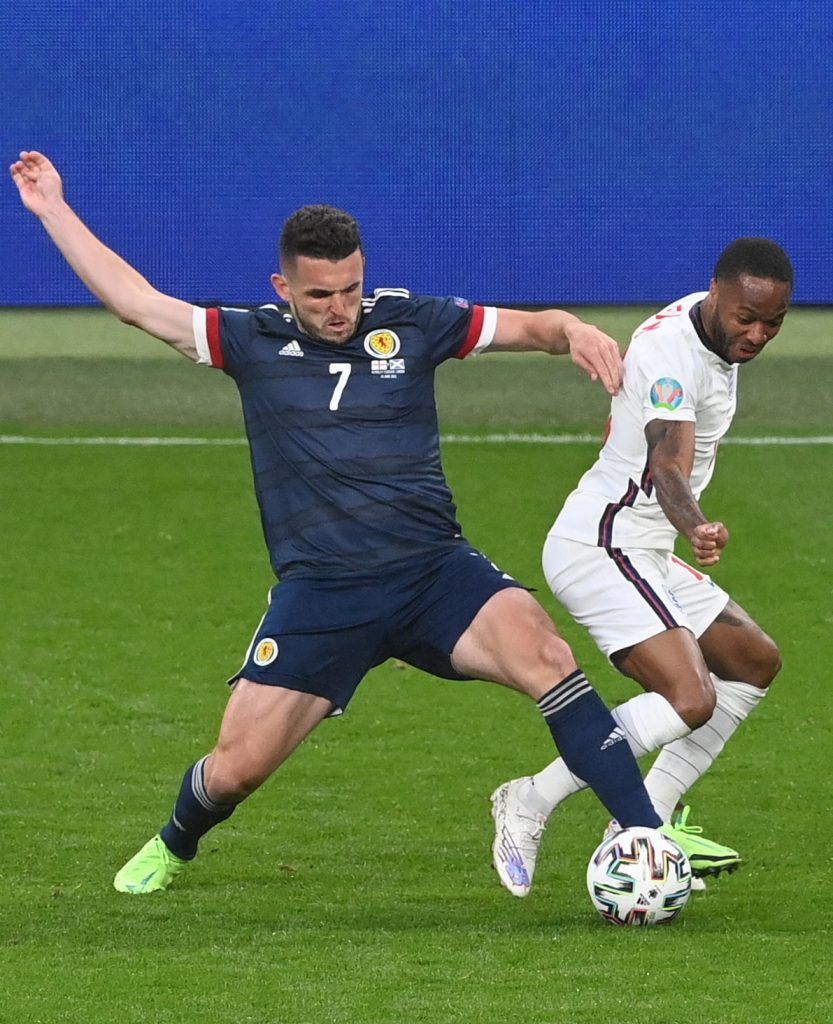 Az angol Raheem Sterling (j) és a skót John McGinn az Anglia-Skócia mérkőzésen a londoni Wembley Stadionban 2021. június 18-án.<br /> MTI/EPA pool/Facundo Arrizabalaga