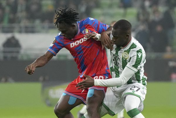 Ibrahim Cissé és Prince Kwabena Adu párharca a meccs egyik visszatérő eseménye volt.<br />Fotó: MTI/Hegedüs Róbert