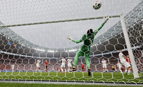 Wojciech Szczesny lengyel kapus nem tudja kivédeni az osztrák Gernot Trauner fejesét a németországi labdarúgó Európa-bajnokság D csoportjának második fordulójában játszott Lengyelország-Ausztria mérkőzésen a berlini Olimpiai Stadionban 2024. június 21-én.<br />Fotó: MTI/EPA/Robert Ghement