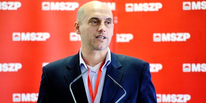 Budapest, 2012. március 31. Tóbiás József, az MSZP frakcióvezető-helyettese sajtótájékoztatót tart az MSZP zárt ajtók mögött zajló kongresszusán a Syma Csarnokban, ahol a csaknem négyszáz küldött választja meg a szocialista párt tisztségviselőit. MTI Fotó: Beliczay László