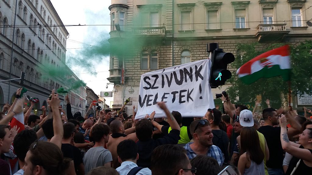 Szívünk veletek!