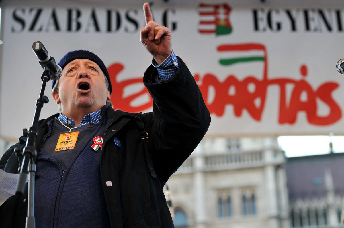Kornis Mihály író beszél a Magyar Szolidaritás Mozgalom Együtt egy új köztársaságért! címmel megrendezett demonstrációján / Fotó: MTI