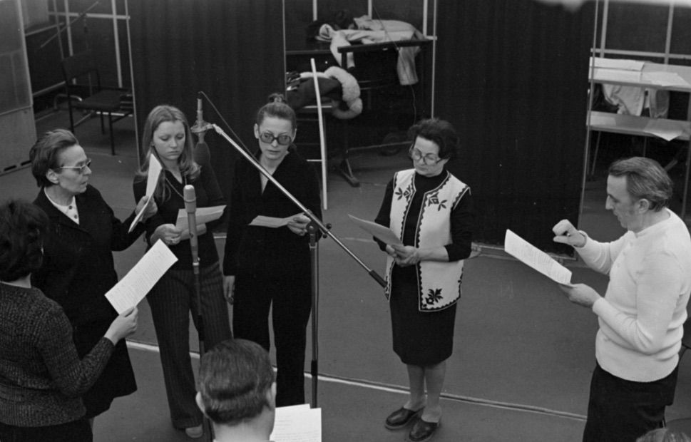 A Magyar Rádió stúdiója, Frederico Garcia Lorca Bernarda Alba háza című művéből készült rádiójáték felvétele. Sulyok Mária, Moór Marianna, Ronyecz Mária és Mészáros Ági színművésznők, Varga Géza rendező / Fortepan, ADOMÁNYOZÓ: Szalay Zoltán