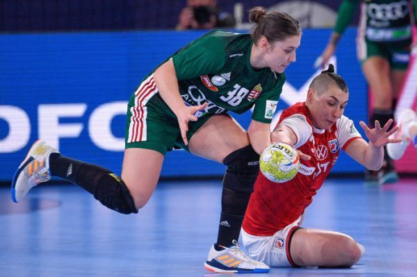 Vámos Petra (b) és a horvát Katarina Jezsics a női kézilabda Európa-bajnokság Horvátország-Magyarország mérkőzésén a ljubljanai Stozice Arénában 2022. november 6-án.<br /> Fotó: MTI/Czeglédi Zsolt