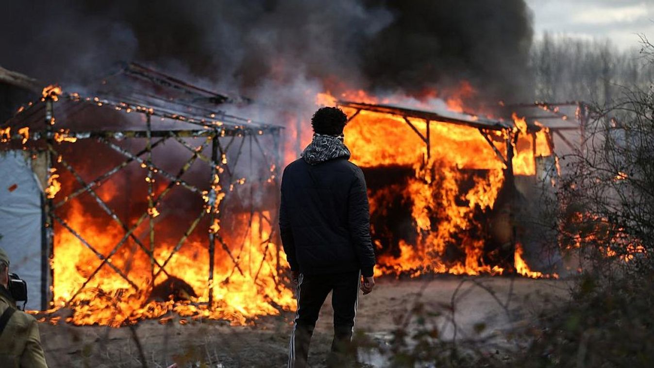 Lángol a Calais-i dzsungel – A migránsok a saját szabályaik szerint hagyják el