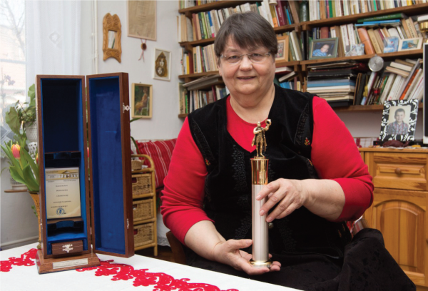Budai Ilona népdalénekes a Kossuth-díjjal 2016 tavaszán. Fotó: Budai Ilona családi archívuma