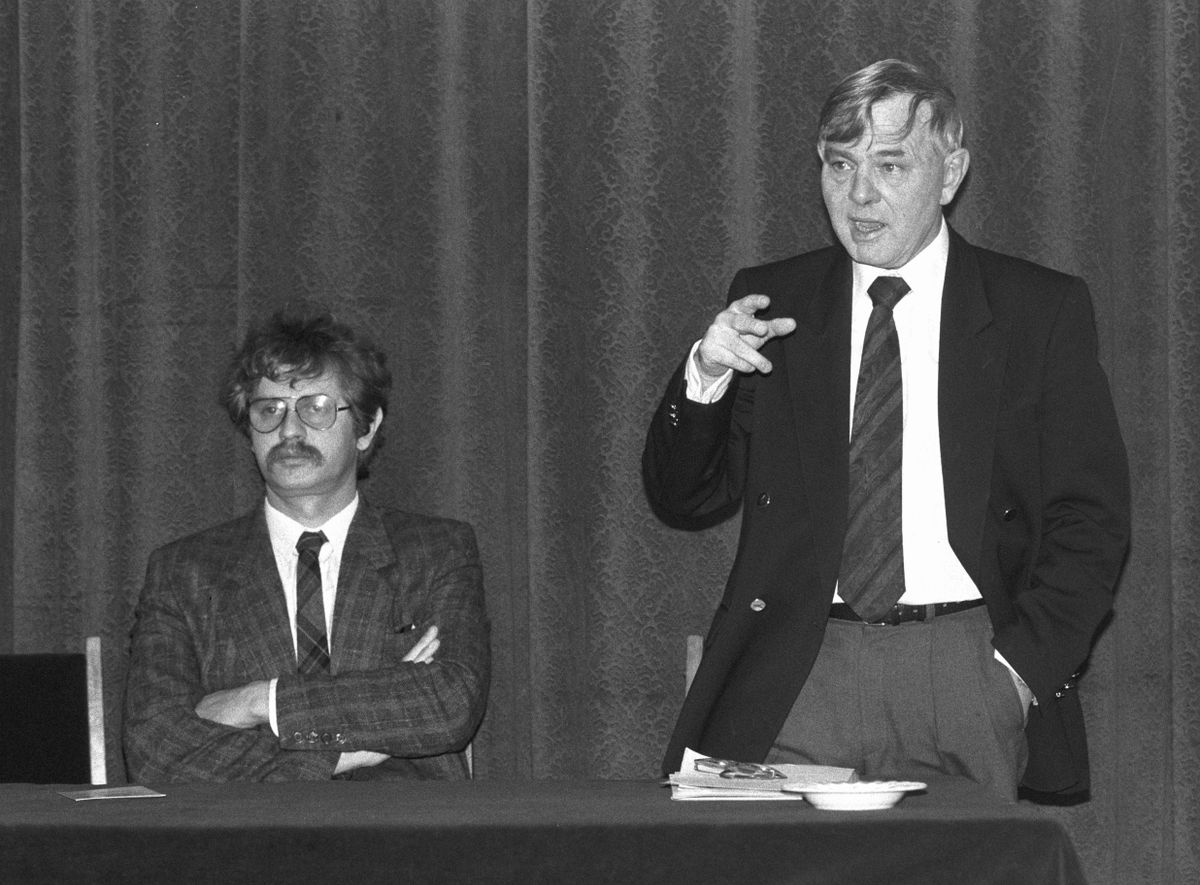 Dr. Stefan Masto, a Friedrich-Neumann Alapítvány budapesti irodájának vezetõje beszél. Masto mellett Bencsik Gábor, a MÚOSZ fõtitkára ül / MTI Fotó: Pintér Márta
