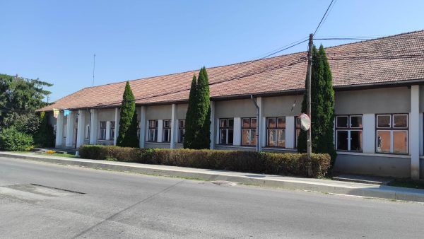 A Köllő Miklós Általános Iskola Gyergyócsomafalván. Kercsó Árpád 1976 és 1982 között dolgozott itt testnevelő-tanárként, itteni tanítványai alkották a sikert sikerre halmozó helyi hokicsapatot. A szerző felvétele.