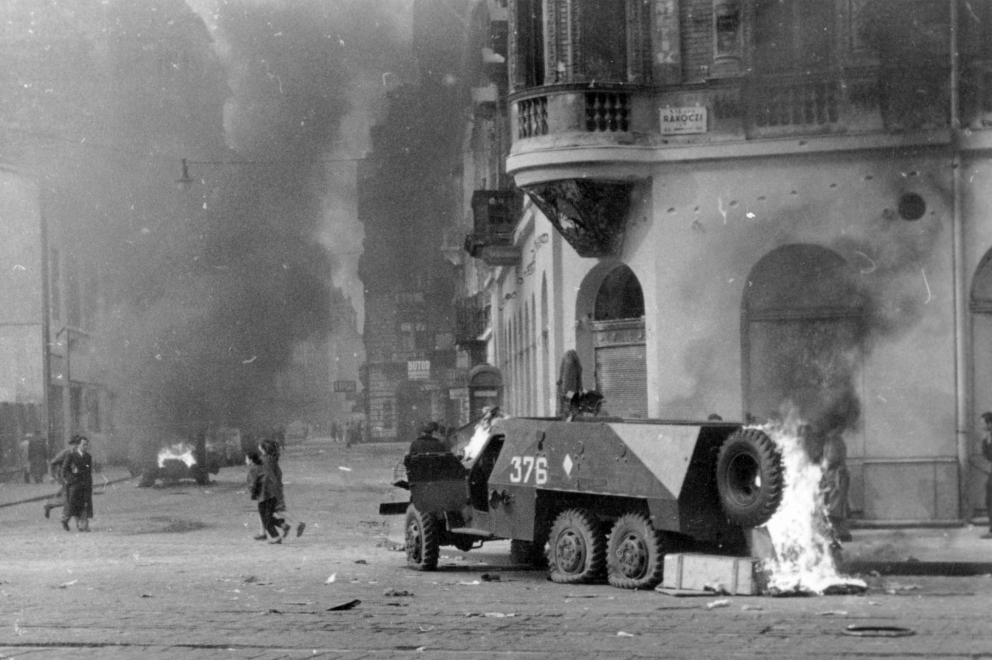 A Rákóczi út és az Akácfa utca sarka az 1956-os forradalom és szabadságharc idején. Fotó: Fortepan