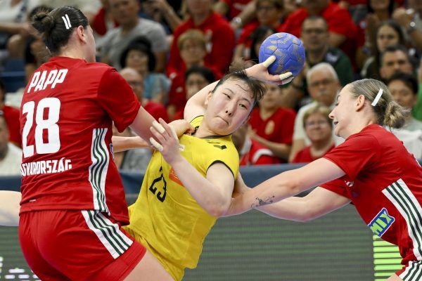 Papp Nikoletta (b) és Simon Petra (j), valamint a japán Aizava Nacuki (k) a nõi kézilabda olimpiai selejtező-torna 3. fordulójában játszott Magyarország-Japán mérkőzésen a debreceni Főnix Arénában 2024. április 14-én.<br />Fotó: MTI/Czeglédi Zsolt