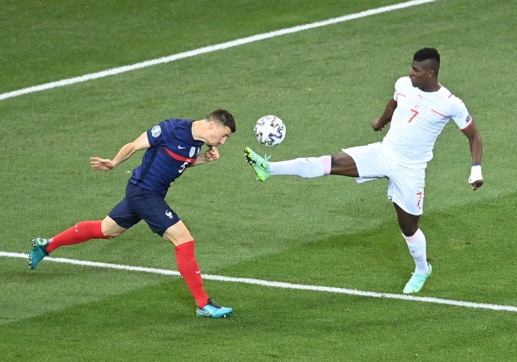 A francia Clement Lenglet (b) és a svájci Breel Embolo légibalettje Bukarestben a Franciaország-Svájc Eb-nyolcaddöntőn.<br /> Fotó: MTI/EPA/AFP/Daniel Mihailescu