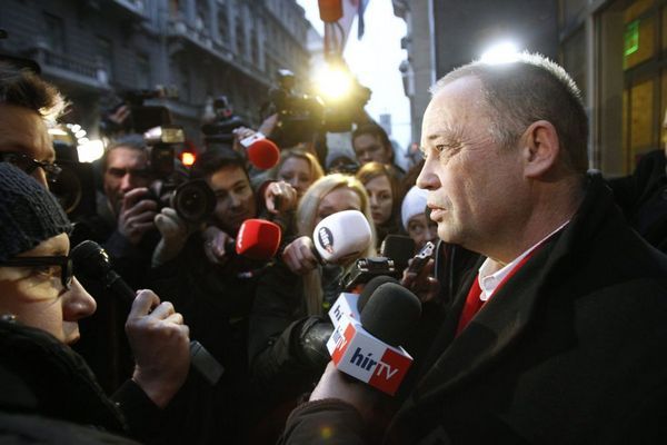Szanyi Tibor, az MSZP elnökségi tagja nyilatkozik a sajtónak a tanácskozás utánFotó: Szigetváry Zsolt / MTI