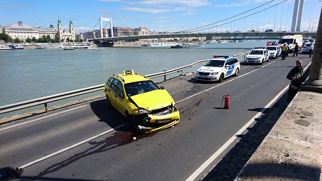 A rakparton gyulladt ki a rendőrök elől menekülő taxi
