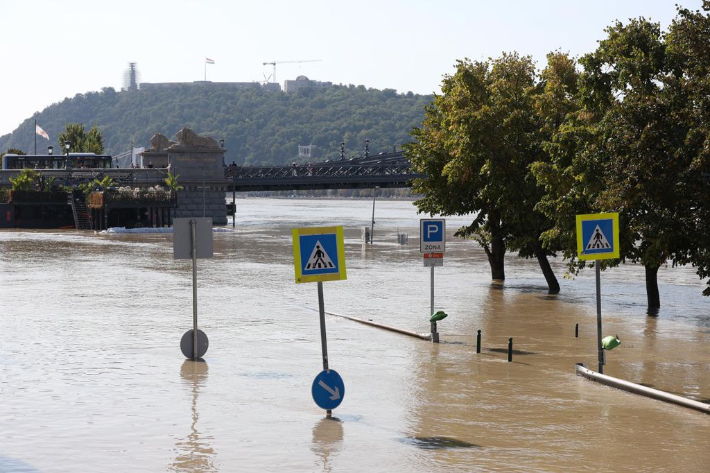 20240919 -- Az áradó Duna, a pesti rakparton // fotó: Hatlaczki Balázs