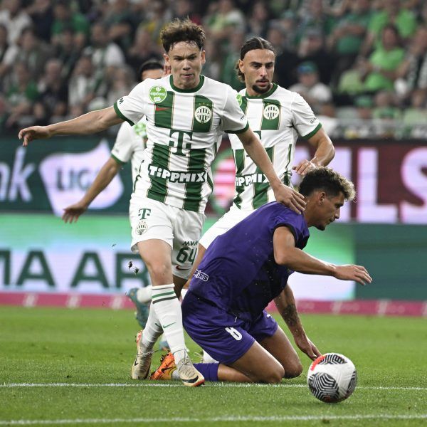 Tóth Alex, az FTC (b) és Heinz Mörschel, az Újpest játékosa az OTP Bank Liga 33., utolsó fordulójában játszott Ferencvárosi TC-Újpest FC mérkőzésen a Groupama Arénában 2024. május 19-én.<br />Fotó: MTI/Koszticsák Szilárd
