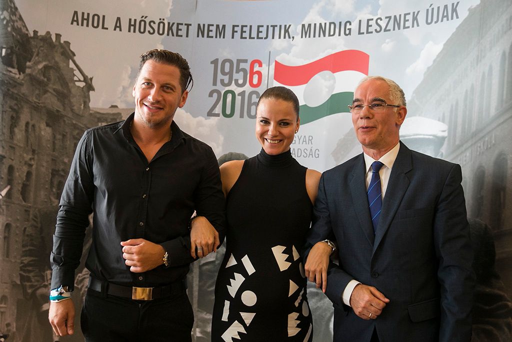 Budapest, 2016. augusztus 15. Vastag Csaba énekes, producer, Péter Szabó Szilvia énekes és Balog Zoltán, az emberi erőforrások minisztere (b-j) az 1956-os forradalom és szabadságharc emlékéve hivatalos dalát és imázsfilmjét bemutató sajtótájékoztatón a budapesti Terror Háza Múzeumban 2016. augusztus 15-én. Az Egy szabad országért című dalt először a Petőfi Rádióban mutatják be. Fotó: Horváth Péter Gyula