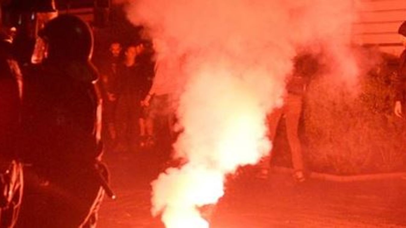 Berlin: lángoló autók, könnygáz, sérültek