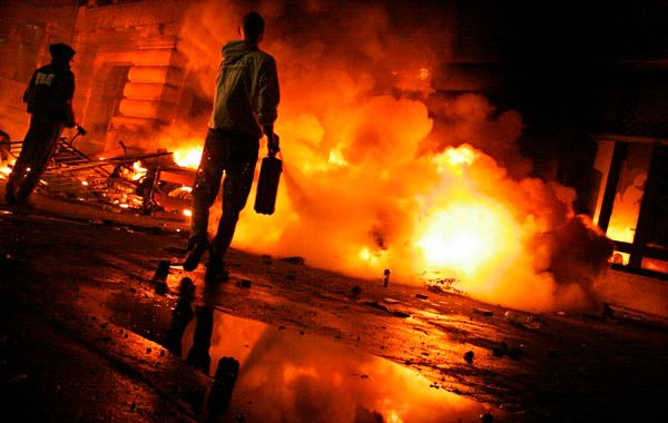 Egy poroltót akartak rádobni az egyik megsérült rendőrre, aki végül elmenkült Fotó: HPGY