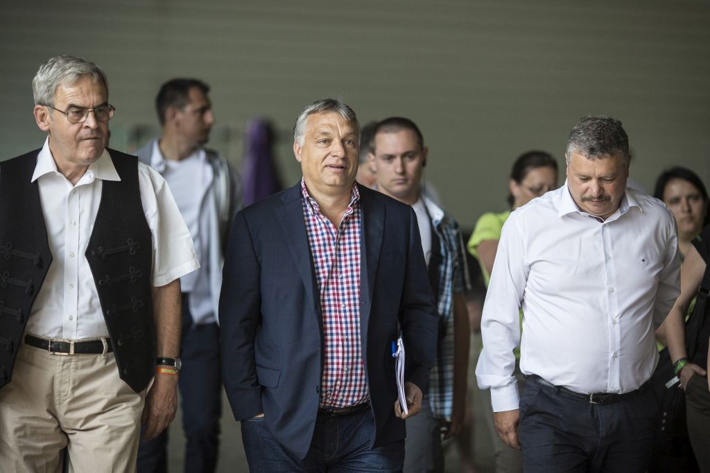 Tusnádfürdõ, 2016. július 23. A Miniszterelnöki Sajtóiroda által közreadott képen Orbán Viktor miniszterelnök (k) és Tõkés László európai parlamenti képviselõ, az Erdélyi Magyar Nemzeti Tanács (EMNT) elnöke (b) a 27. Bálványosi Nyári Szabadegyetem és Diáktáborban (Tusványos) az erdélyi Tusnádfürdõn 2016. július 23-án. MTI Fotó: Miniszterelnöki Sajtóiroda / Szecsõdi Balázs