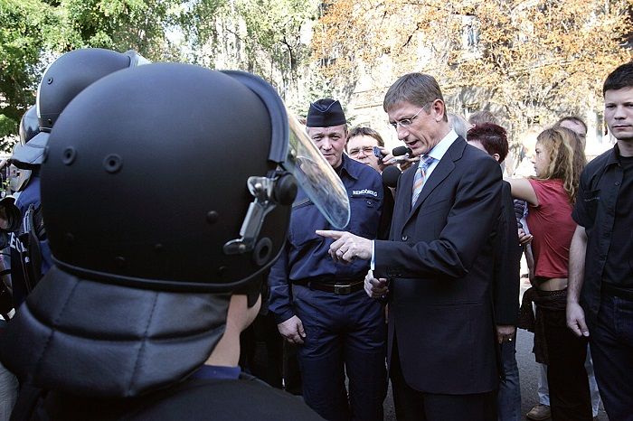 Felsőbb utasításra nem vonták felelősségre az elszabadult rebiszeseket? A képen Gyurcsány Ferenc akkori miniszterelnök a Rebisz vezetőjével, Dobozi Józseffel 2006 szeptember végén. Fotó: nol.hu