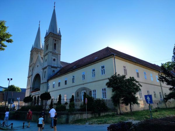 A kéttornyú ferences templom és mellette a rendház. A török idők előtt a IV. Béla által építtetett vár állott ezen a helyen. Fotó: Kovács Attila
