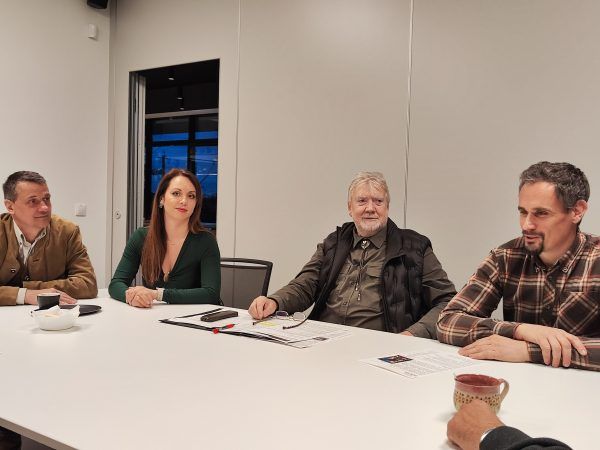 Balról jobbra: Weigl Árpád, a WB Shooting Center tulajdonosa és felesége Weigl D. Enikő, Héczei Imre, Ordo Vini Venatorum Vadász Borrend elnöke, Barla Szabó Attila, a WB Shooting Center másik tulajdonosa