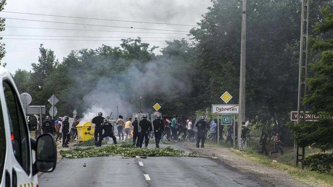 Felfüggesztett börtönt kapott garázdaság miatt 7 migráns Debrecenben