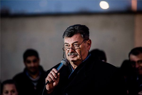 Szabolcs Attila fideszes parlamenti képviselő, az Országgyűlés nemzeti összetartozás bizottságának alelnöke beszédet mond Székelyföld autonómiájának napja alkalmából rendezett őrmáglya gyújtáson a főváros XXII. kerületben 2016. október 30-án. A rendezvénnyel a székelyföldi településekhez csatlakoztak, ahol kiáltványban kérték Székelyföld területi autonómiáját azok a székelyek, akik a Székely Nemzeti Tanács (SZNT) felhívására őrtüzeket gyújtottak. MTI Fotó: Balogh Zoltán