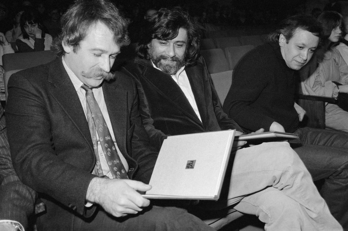Pap Ferenc rendezõ a XV. Magyar Játékfilmszemle emléklapját olvassa, Vitézy László rendezõ figyeli, mellettük Erdõss Pál rendezõ ül a XV. Magyar Játékfilmszemle ünnepségén a Vörös Csillag Filmszínházban. / MTI Fotó: Friedmann Endre