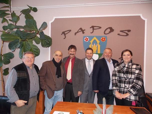 A jótékonysági disznóvágás szervezőivel Paposon.